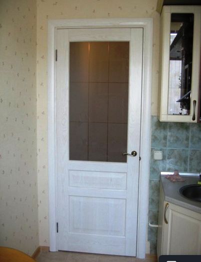 Белая дверь на кухне